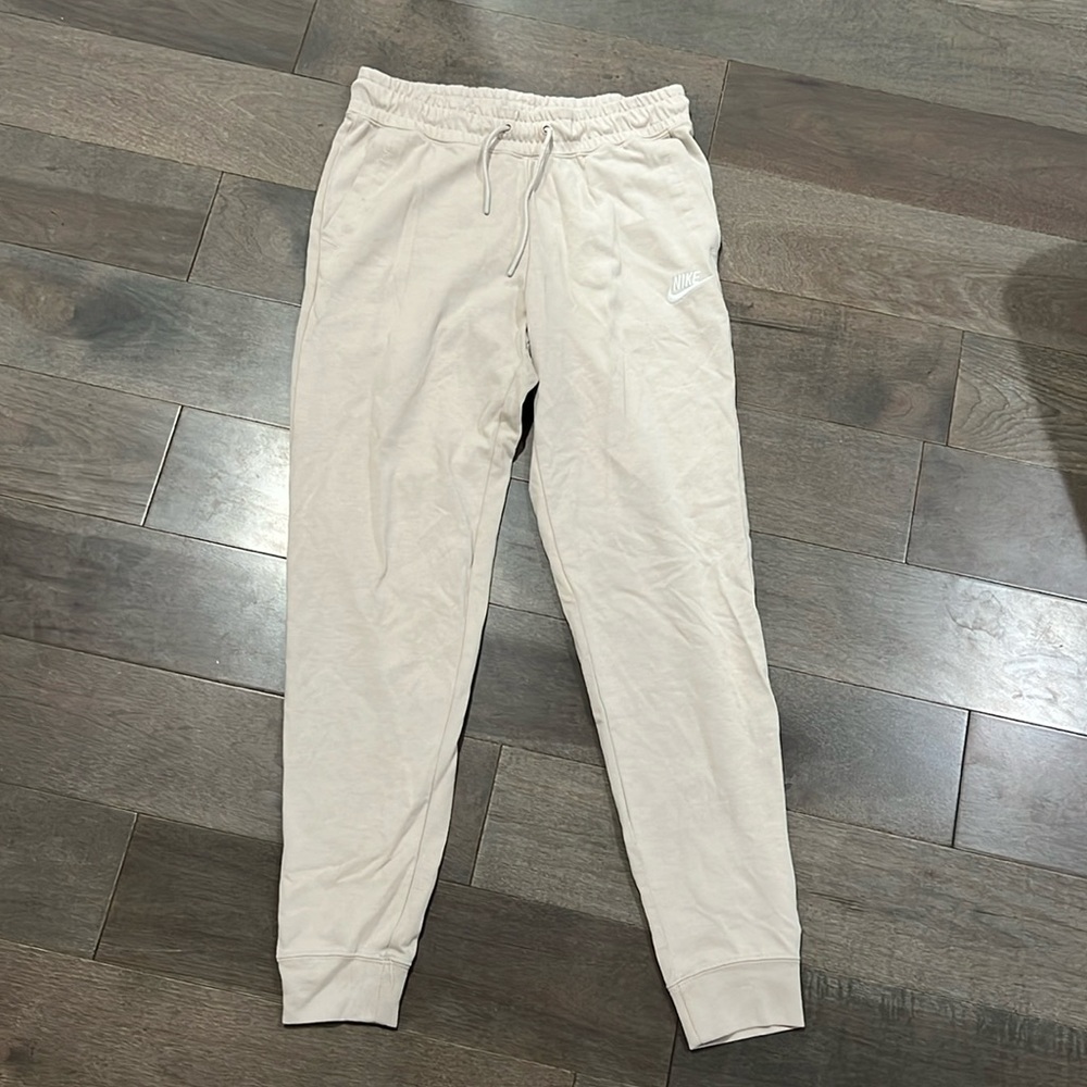 NWOT Nike Sweatpants with pockets
